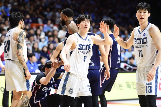 Lee Jung-hyun se enfrenta a Haifa Ives junto a Im Dong-seop (a la derecha) durante el cuarto partido de la final del campeonato de la KBL 2025-2026, disputado el 10 a las 16:30 en el Gimnasio Cubierto Sajik de Busan. /Foto=KBL