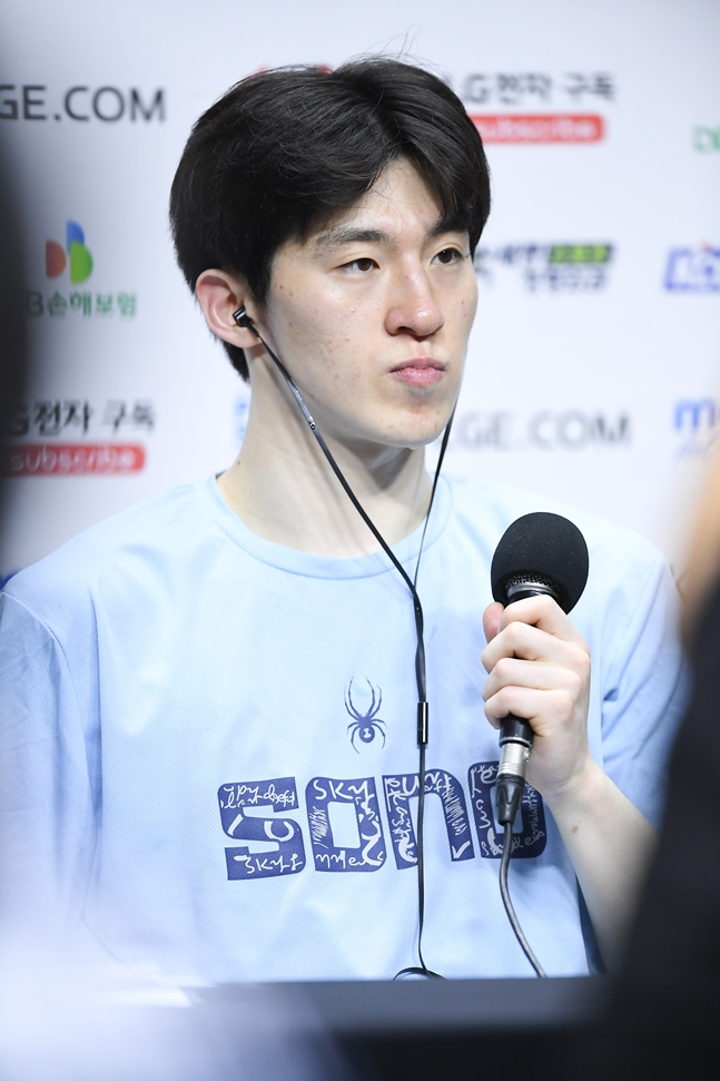 Lee Jung-hyun es entrevistado tras finalizar el cuarto partido de la final del campeonato de la KBL 2025-2026, disputado el 10 a las 16:30 en el Gimnasio Cubierto Sajik de Busan. /Foto=KBL