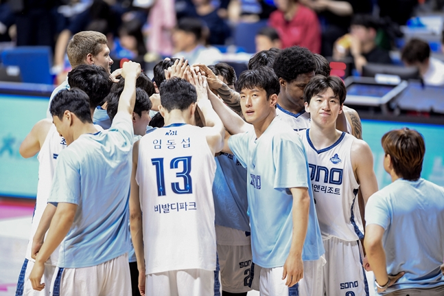 Jung Hee-jae and the Goyang Sono team. /Photo=KBL