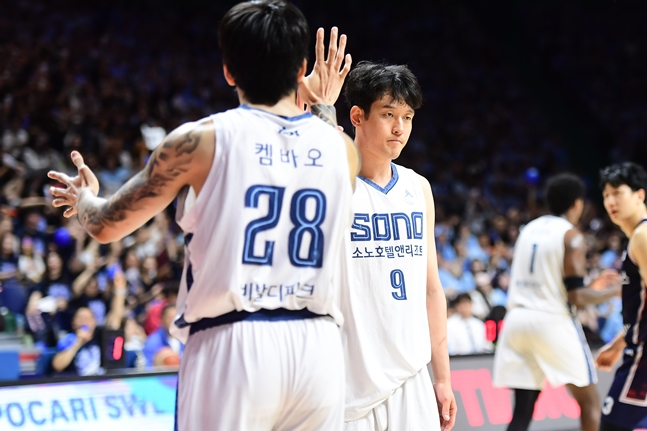 Kevin Kambeo (left) and Jung Hee-jae. /Photo=KBL