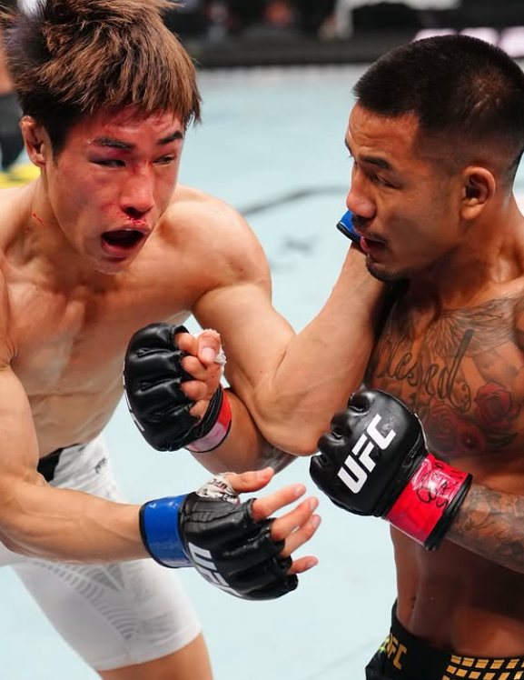 Đường thẳng tay trái của Joshua Van (phải) đang bắn vào mặt Tyra Tatsuo. /Ảnh = Cap màn hình dịch vụ mạng xã hội chính thức UFC