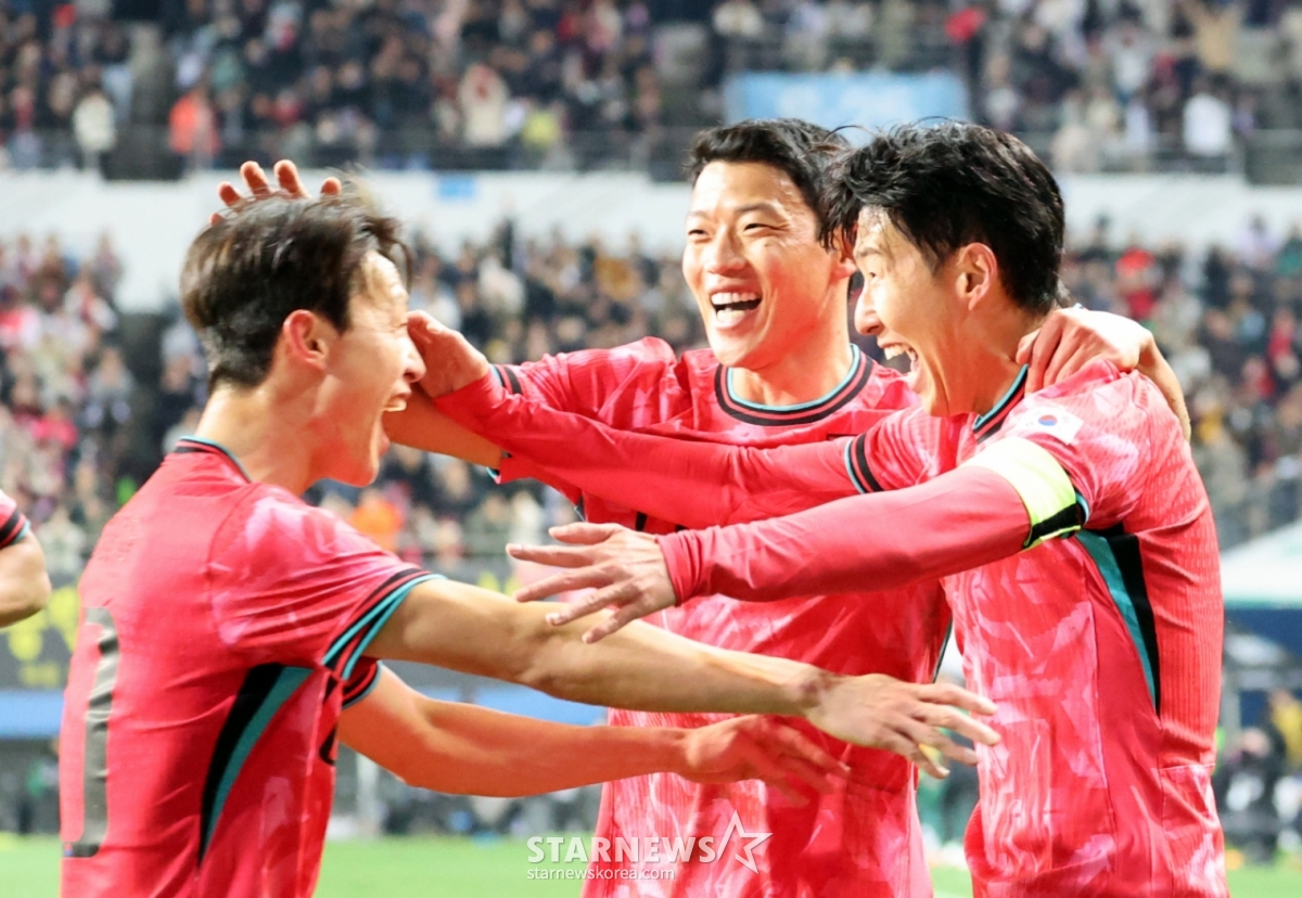 Son Heung-min, captain of the national team, celebrates after scoring a first-half free kick against the Min Guk-chuk-gu (CEO) team (FIFA ranking 76th) and Bolivia during a friendly match held at Daejeon World Cup Stadium on November 4 last year. /Photo=Senior reporter Kang Young-jo