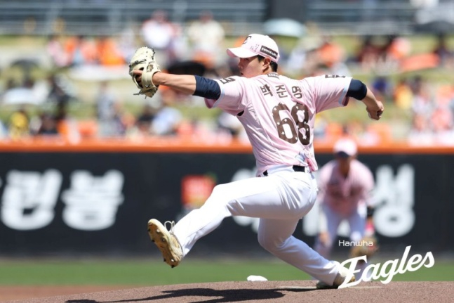 Hanwha Park Jun-young se desempeñó con gran esfuerzo en el partido contra Daejeon LG el día 10. /Foto=Hanwha Eagles
