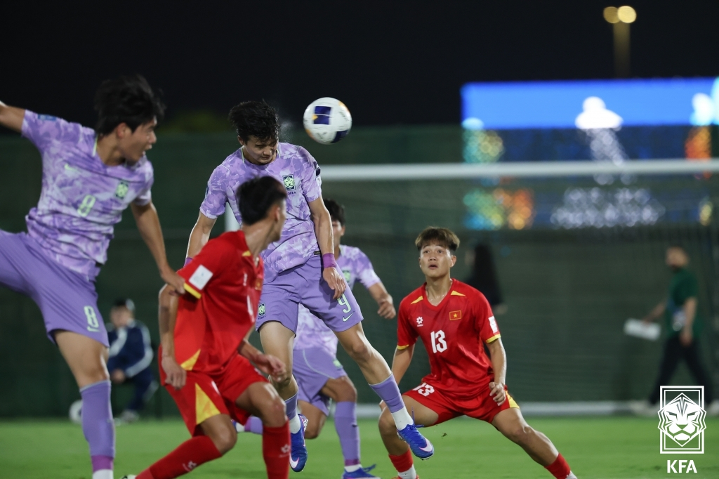 '대박' 패색 짙던 후반 38분부터 '4골 융단폭격'... 한국 U-17, 베트남에 4-1 대역전극 '조 1위 등극'