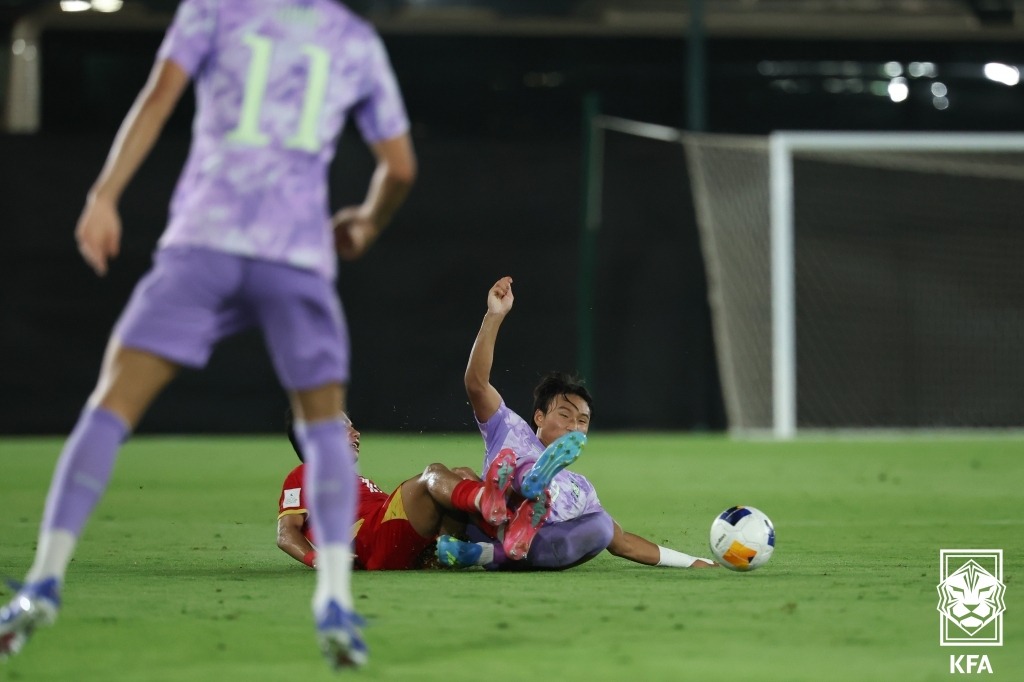 タックルするチェ·ジェヒョク。 /写真=大韓サッカー協会提供