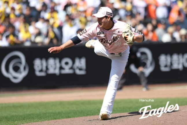 Hanwha's Park Jun-young is seen delivering a strong performance in the game against Daejeon LG on the 10th. /Photo=Hanwha Eagles