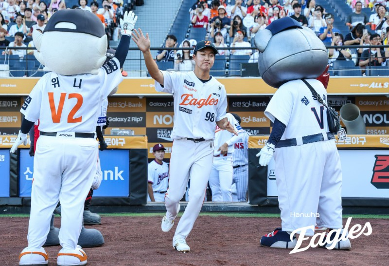 Hanwha's Bae Seung-soo is seen entering the field during last year's Futures League All-Star Game. /Photo=Hanwha Eagles