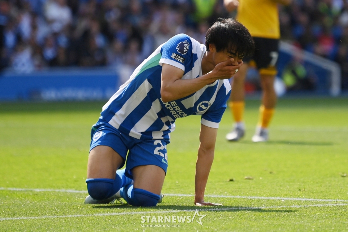 Kaoru Mitoma looks disappointed after sustaining an injury during the 2025-2026 English Premier League (EPL) Round 36 match between Brighton and Wolverhampton at the American Express Stadium in Brighton, UK, on the 9th (Korean time). /Photo=Reuters=NEWS1
