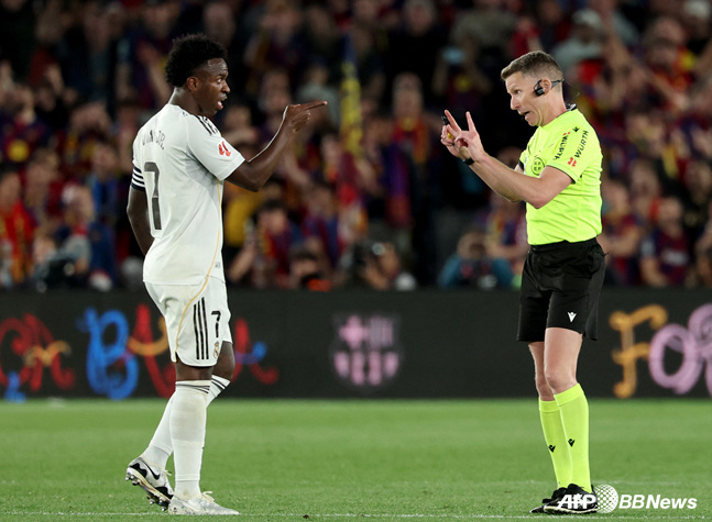 Real Madrid striker Vinícius Júnior (left). /AFPBBNews=NEWS1