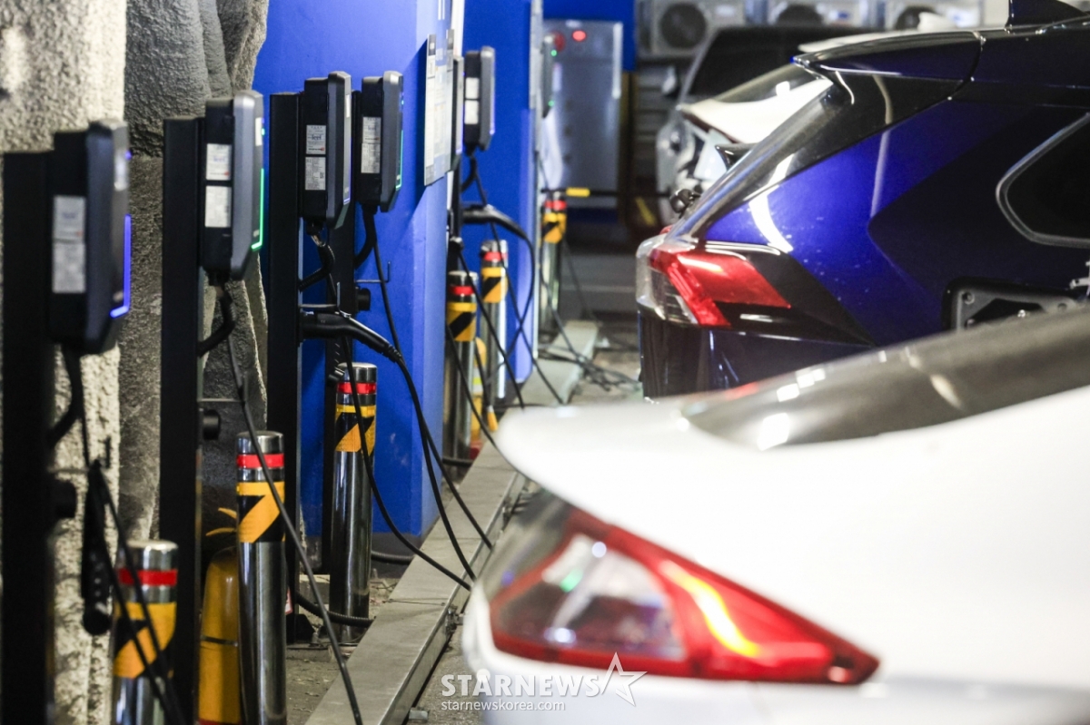 [Seoul=NEWSIS] Reporter Jung Byung-hyuk = The popularity of electric vehicles is increasing due to high fuel prices. As the government strengthens subsidies for electric vehicles, the number of electric vehicles in operation in Korea has surpassed 1 million. It was found that one out of every five new cars sold in Korea is an electric vehicle. The government is pursuing a plan to further reduce cost burdens by segmenting electric vehicle charging fees. The photo shows an electric vehicle charging station at a parking lot near Yongsan Station in Yongsan-gu, Seoul, on the 3rd. 2026.05.03. jhope@newsis.com /Photo=Jung Byung-hyuk