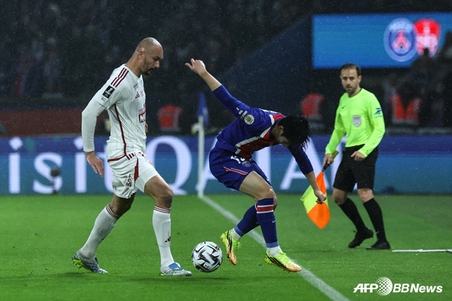 試合に集中する李カンイン（右）。 /AFPBBNews=ニュース1
