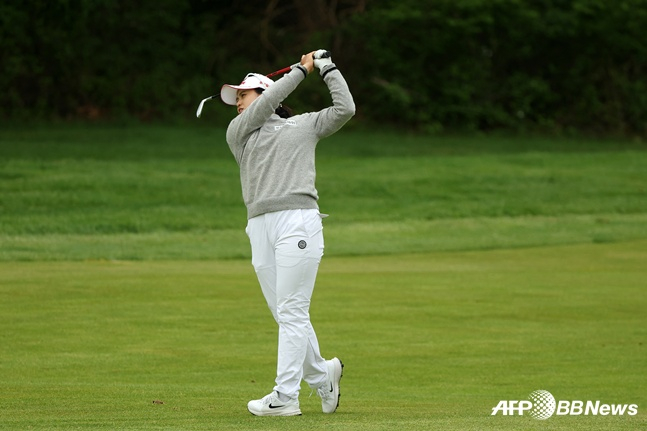 Choi Hye-jin hits an iron shot during the fourth round of the LPGA Tour Mizuho Americas Open on the 11th.