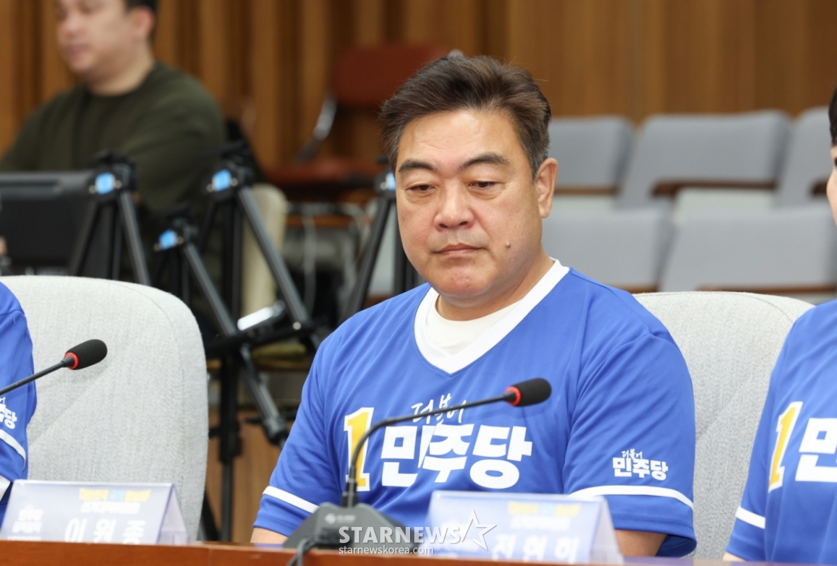 [ソウル=ニューシス]キム·グンス記者=共に民主党の路地裏選挙対策委員長に任命された俳優イ·ウォンジョン氏が10日午前、ソウル汝矣島の国会で開かれた「大韓民国国家正常化」共に民主党選挙対策委員会に参加している。 2026.05.10.ks@newsis.com /写真=キム·グンス