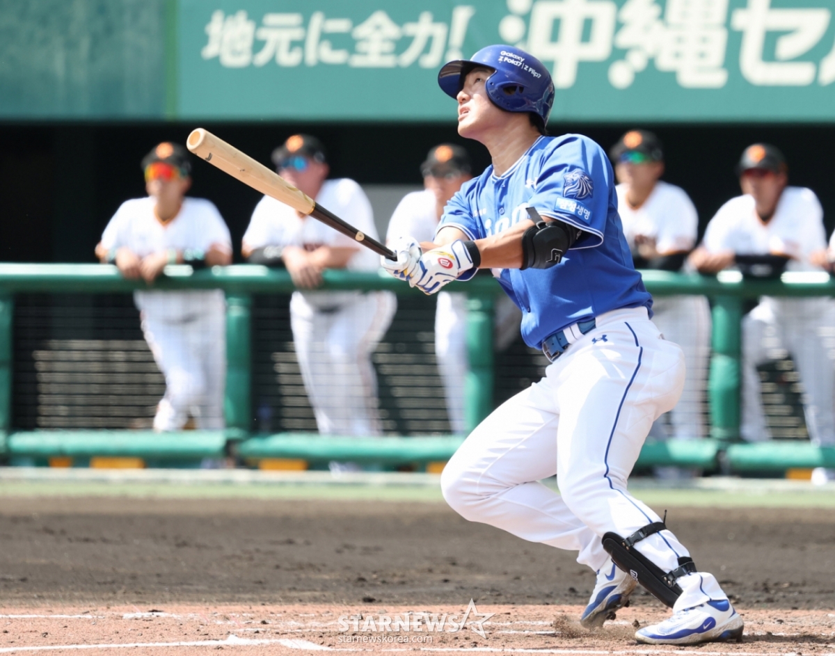 三星（サムスン）ライオンズが28日、沖縄県那覇セルラースタジアムで巨人と練習試合を行った。  三星（サムスン）の李ソンギュが豪快な打撃を見せている。 /写真=キム·ジンギョン kim.jinkyung@