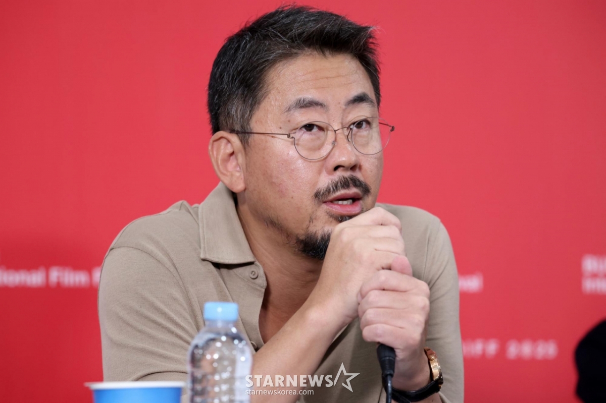 [Busan=NEWSIS] Reporter Park Jin-hee = Director Na Hong-jin, who is in the competition section of the 30th Busan International Film Festival Shim Sa-wi (Director), holds a press conference at BIFF Hill in Haeundae-gu, Busan on the 18th. 2025.09.18. pak7130@newsis.com /Photo=Reporter Park Jin-hee