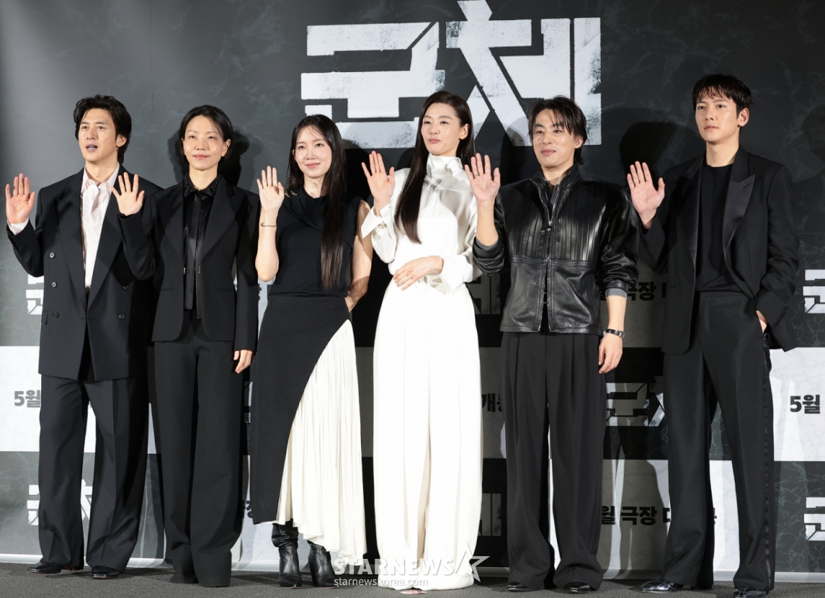 >(Seoul=NEWS1) Reporter Kwon Hyun-jin = Actors Ko Soo (from left), Kim Shin-rok, Shin Hye-bin, Jeon Ji-hyun, Gu Kyo-won, and Ji Chang-wook pose at the production report event for the film 'COLONY' held at CGV Yongsan i-Park Mall in Yongsan-gu, Seoul on the 6th. 'COLONY' is a work depicting isolated survivors trapped inside a building sealed off by an unidentified infection outbreak, fighting against infected individuals evolving in unpredictable forms. 2026.4.6/NEWS1 Copyright © NEWS1. All rights reserved. Unauthorized reproduction, redistribution, and AI learning are prohibited. /Photo=NEWS1) Reporter Kwon Hyun-jin