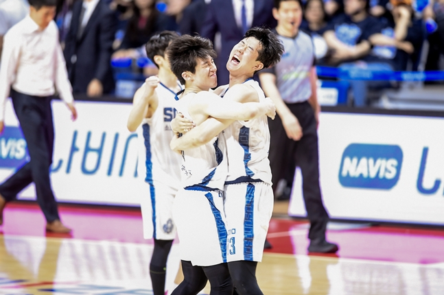 Ли Чон Хён (слева) и Лим Дон Соп обнимаются. /Фото = Предоставлено KBL.