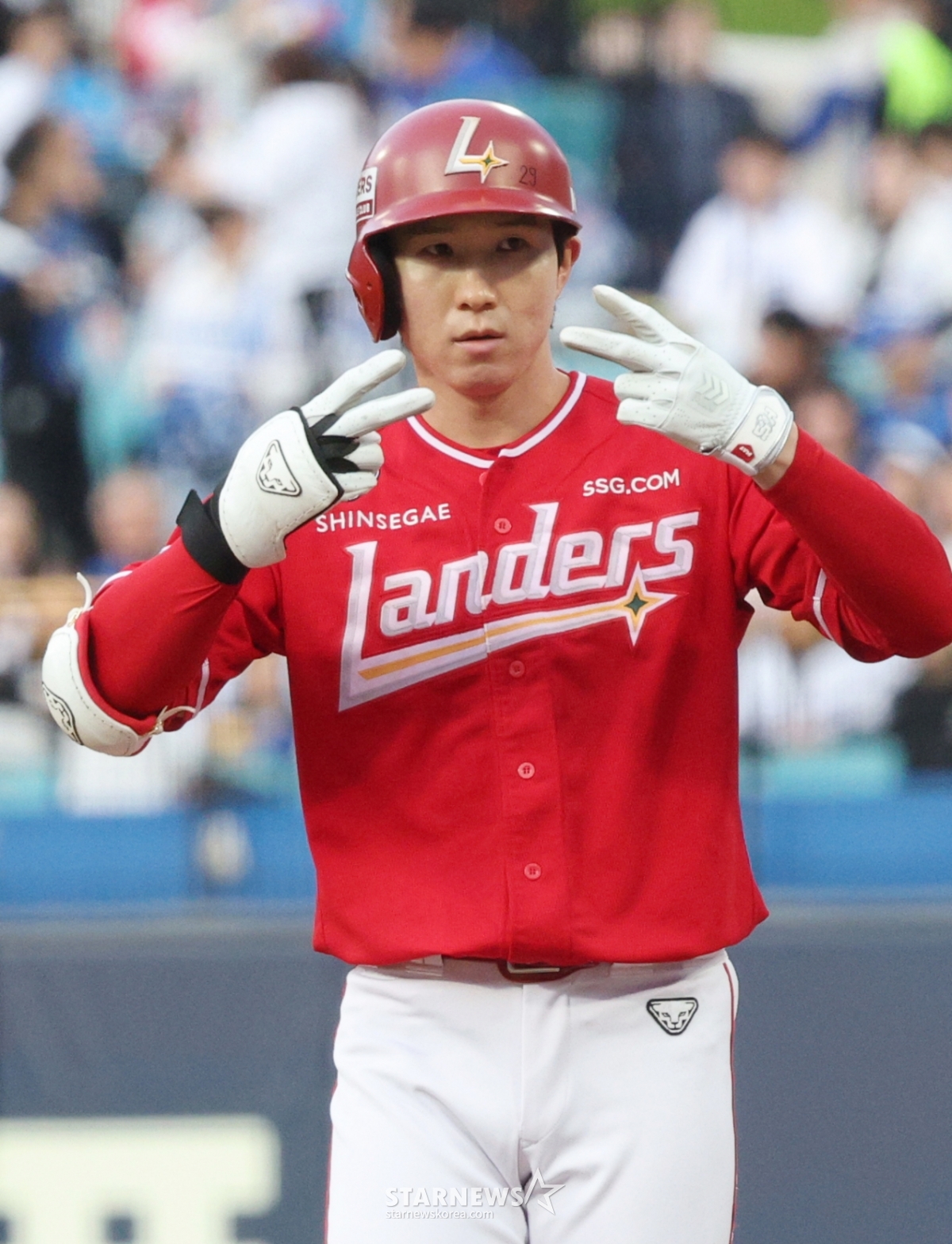 Матч между Samsung Lions и SSG Landers в лиге SOL KBO 2026 состоялся 22-го числа в парке Самсунг Лайонс в Тэгу.  SSG Пак Сон Хан устанавливает новый рекорд по количеству хитов в 20 играх подряд, сделав правый или средний удар против стартового игрока Samsung Хурадо в начале первого иннинга.     В игре 21-го числа Пак Сон Хан также начал как первый баттер и ударил соперника стартового питчера Чхве Вон Тэ, упавшего перед правым полевым игроком с первого тайма.    Это марш хитов в 19 играх подряд с момента открытия сезона против KIA 28 марта до этого дня. Предыдущий рекорд - это хит в 18 играх подряд, написанный Лотте Ким Ён Хи (в настоящее время тренером второй команды Лотте) в 1982 году, когда он был первокурсником в профессиональном бейсболе. /Фото = Ким Джин Кён.jinkyung@