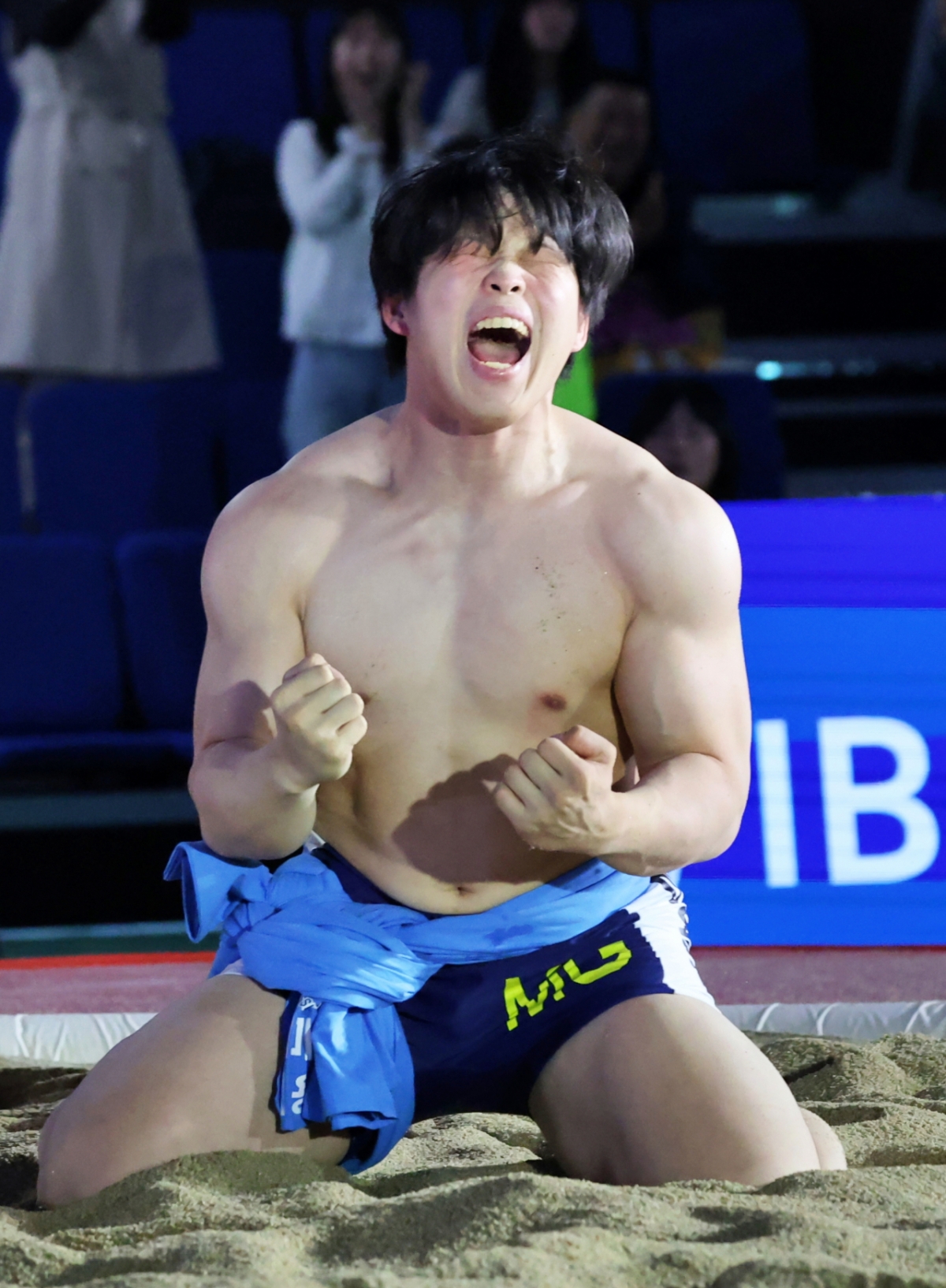 江原特別自治道、平昌郡珍富生活体育館で開かれた「ウィザース製薬2026民俗シルム平昌五台山川壮士シルム大会」太白壮士(80kg以下)に登極したイ·ヨンフン(MGセマウル金庫シルム団)が優勝後喜びを表わしている。 /写真=大韓シルム協会提供