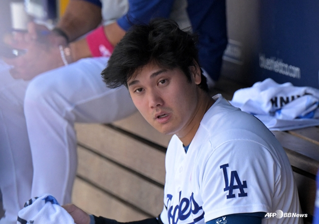 在球员席上感到遗憾的大谷。 =法新社BBNews=新闻1。