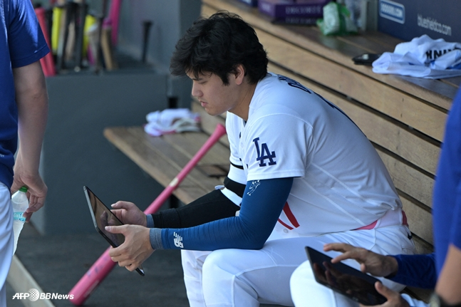 通过电子设备分析击球位的大谷。 =法新社BBNews=新闻1。