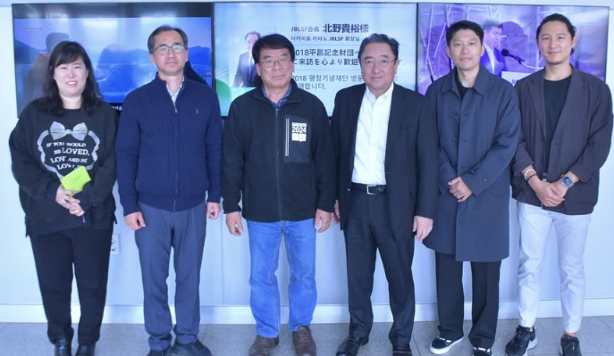 先月、2018平昌記念財団を訪問した北野隆弘（右から3人目）イルボブスレー·ルージュ·スケルトン連盟会長。 /写真=大韓ボブスレー·スケルトン競技連盟