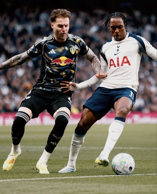 Matheus Tel (right) focusing on the match. /Photo=Tottenham SNS