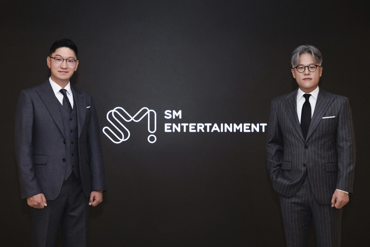 (From left) SM Co-CEOs Tak Young-jun and Jang Cheol-hyeok / Photo provided by SM Entertainment
