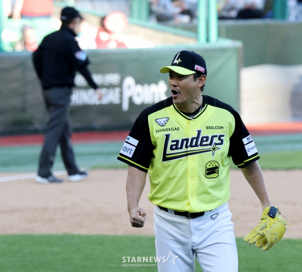 Noh Kyung-eun của SSG Landers đang hoan hô sau khi chiến đấu với NC Dinos tại SSGlanders Field ở Incheon vào ngày 5 vừa qua và trận đấu trên sân nhà của giải đấu Shinhan SOL KBO lần thứ 11 không để mất điểm. /Ảnh = Phóng viên cao cấp Kang Young Jo