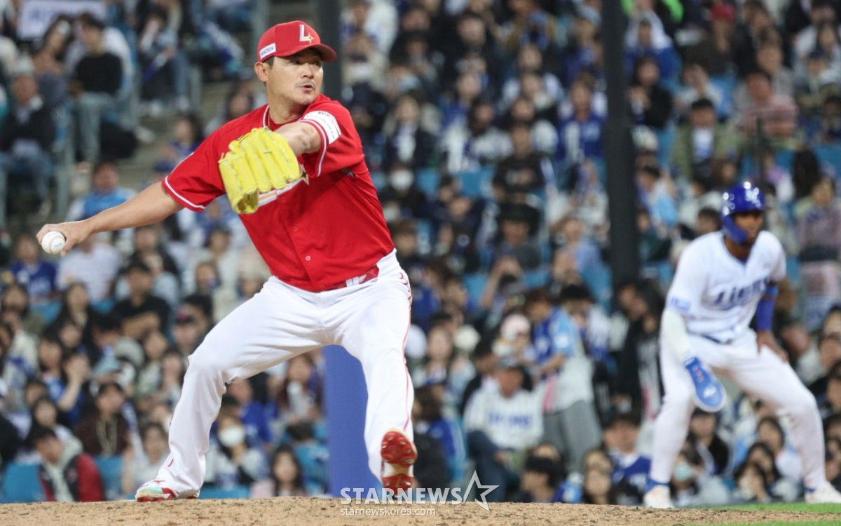 Noh Kyung-eun của SSG Landers đang ném bóng ngược lại trong trận đấu với Samsung Lions vào ngày 21 tháng trước. /Ảnh = Người chờ đợi Kim Jin Kyung