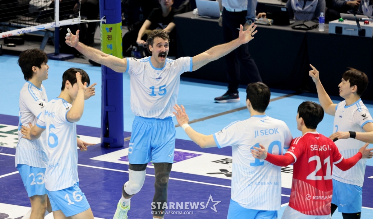Кайл Рассел (в центре) Korean Air доволен игроками после того, как забил в матче Hyundai Capital. /Фото = Старший репортер Кан Ён Чжо