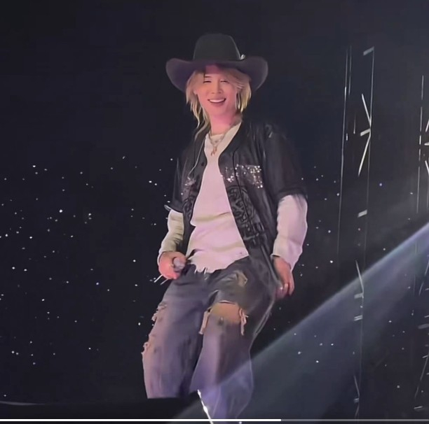 Photo of Jimin wearing a hat at a concert in Mexico, posted on X (Twitter) by a fan account