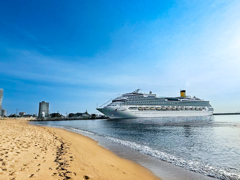 Buque Costa Serena atracando en el puerto de Sokcho