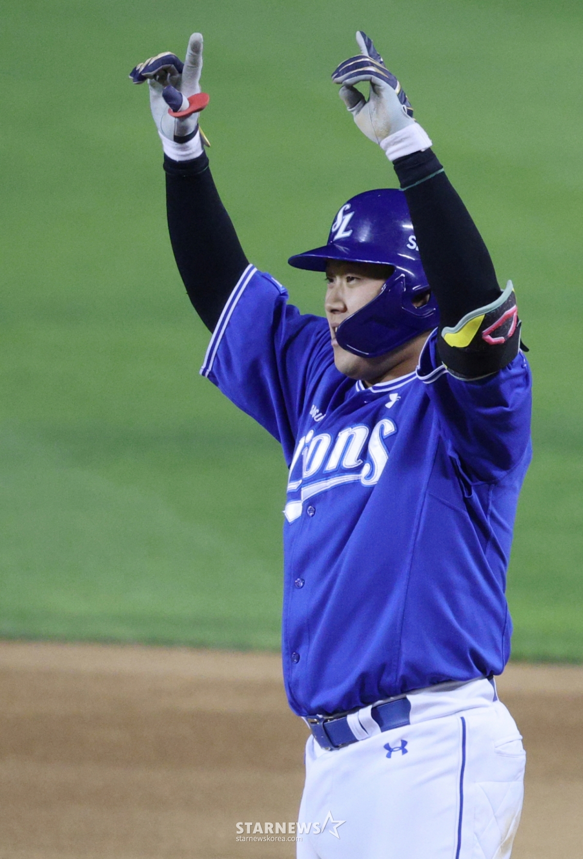 El partido de la Liga KBO Shinhan SOL 2026 entre los Osos Doosan y los Leones Samsung se celebró el día 30 en el estadio de béisbol Jamsil de Seúl. Kim Do-hwan de Samsung, con bases llenas y sin outs en la parte baja de la séptima entrada, conectó un doblete con carrera impulsada y, tras llegar a la base, realizó una ceremonia. /foto=reportero jefe Kim Jin-kyung kim.jinkyung@