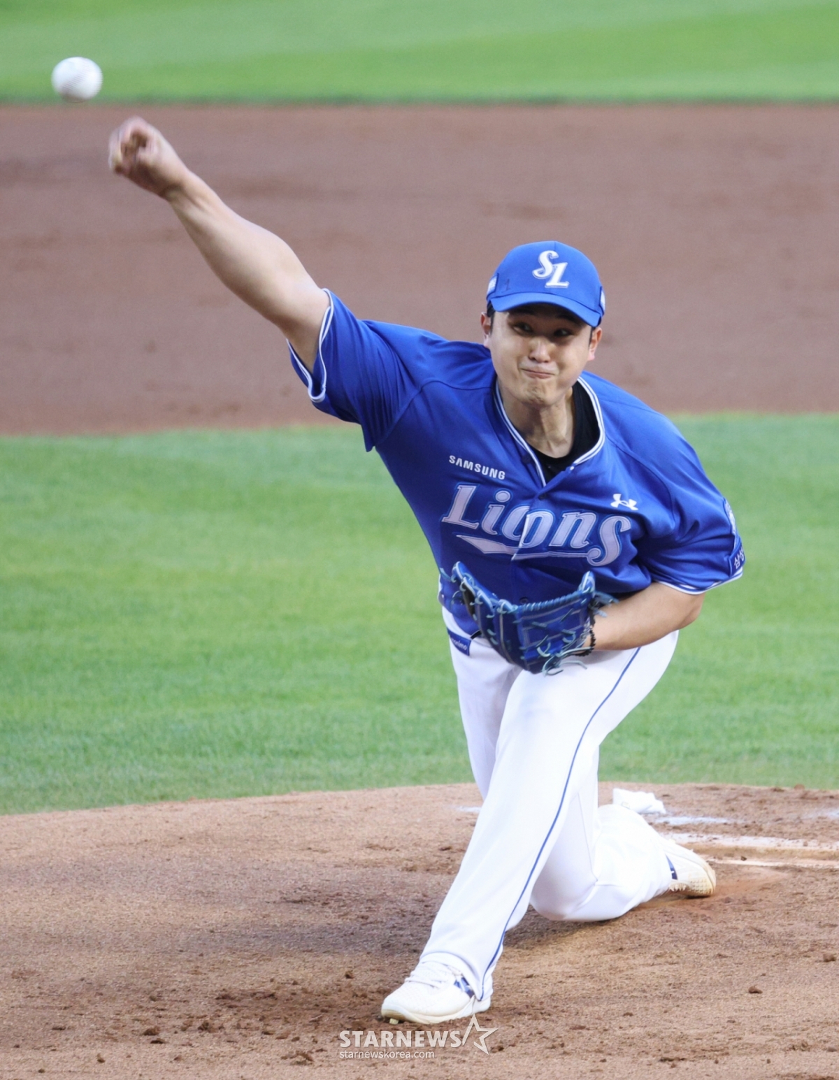 Матч Doosan Bears против Samsung Lions в лиге SOL KBO 2026 состоялся 30-го числа на бейсбольном стадионе Джамсиль в Сеуле.  Стартер Samsung Чхве Вон Тхэ борется против этого. /Фото = Ким Джин Кён.jinkyung@