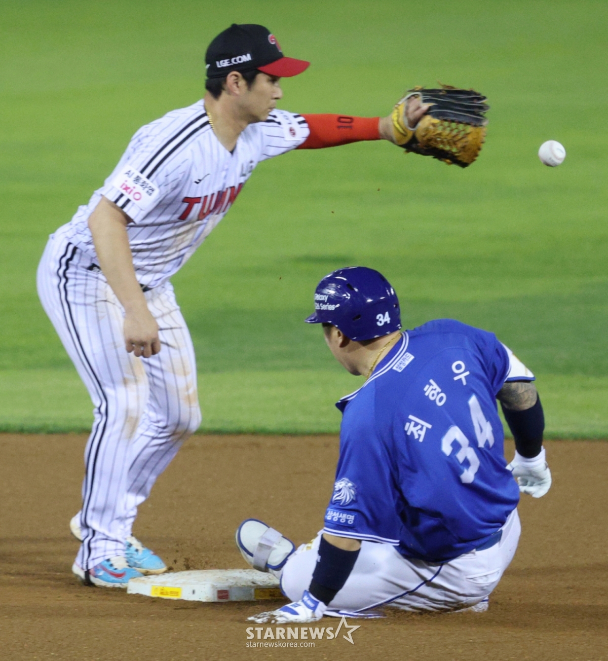 The 2026 Shinhan SOL KBO League match between LG Twins and Samsung Lions was held on the 12th at Seoul Jamsil Baseball Stadium. Samsung's Choi Hyung-woo hit a double to left-center field with two outs in the bottom of the sixth inning and settled at second base. /Photo=Senior reporter Kim Jin-kyung kim.jinkyung@