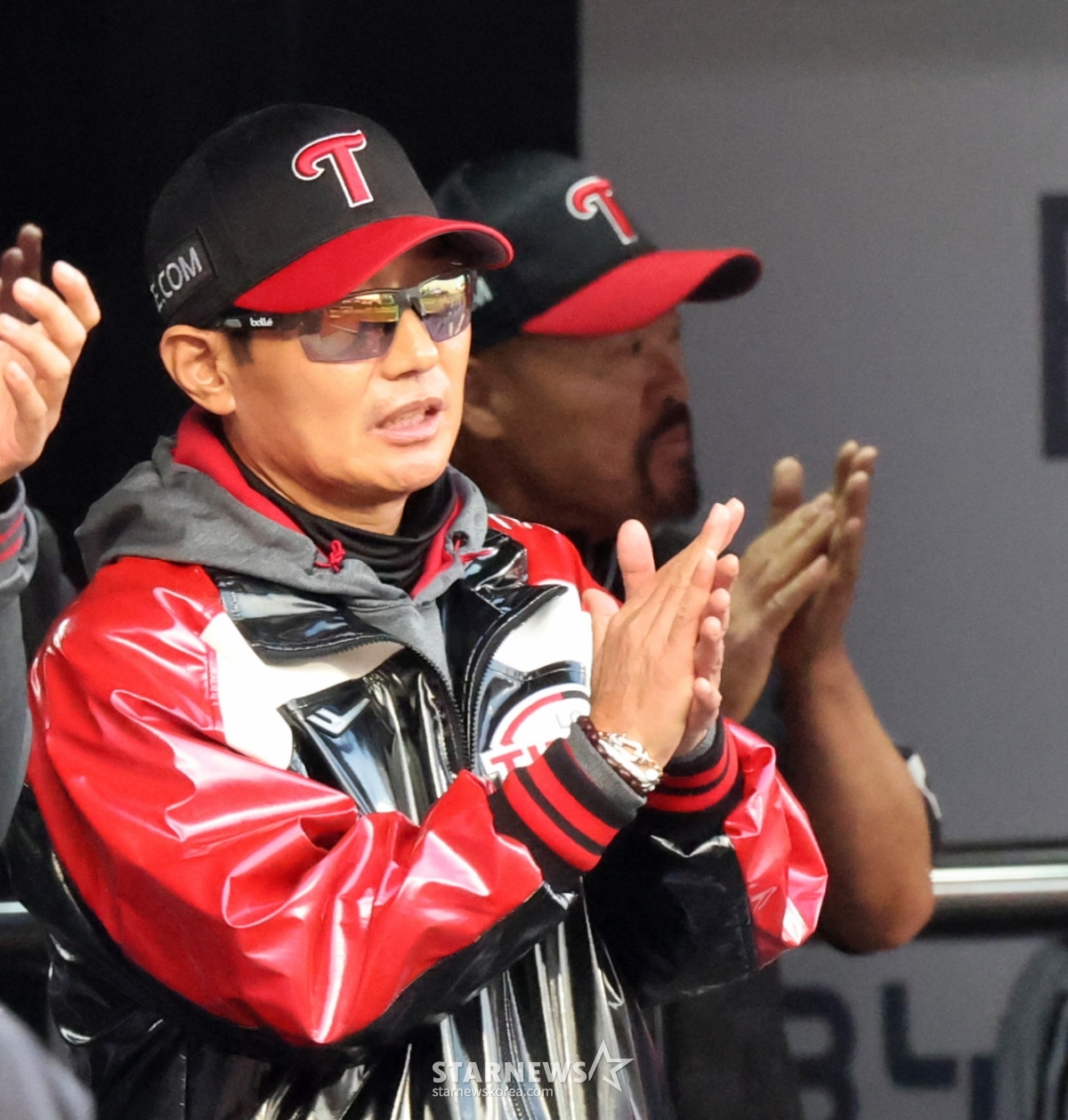 LG manager Yeom Kyung-yeop watches the top of the first inning during the 2026 KBO League match between LG Twins and KT Wiz at Suwon KT Wiz Park on April 28, 2026. /Photo=Kang Young-jo cameratalks@