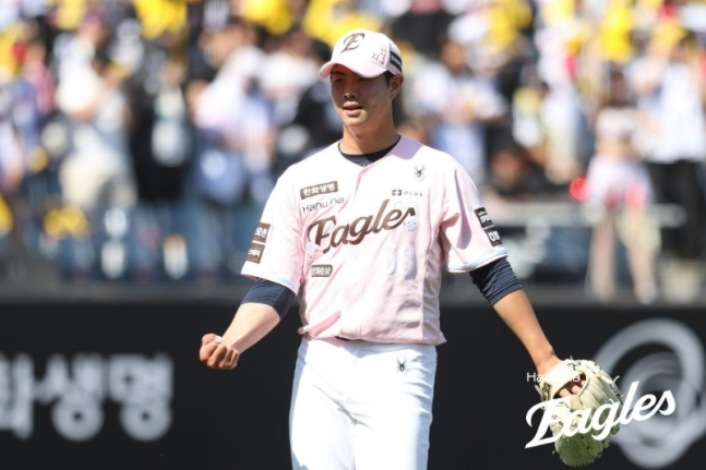 ハンファのパク·ジュンヨンが10日、KBOデビュー戦で好投した後、咆哮している。 /写真=ハンファ·イーグルス提供