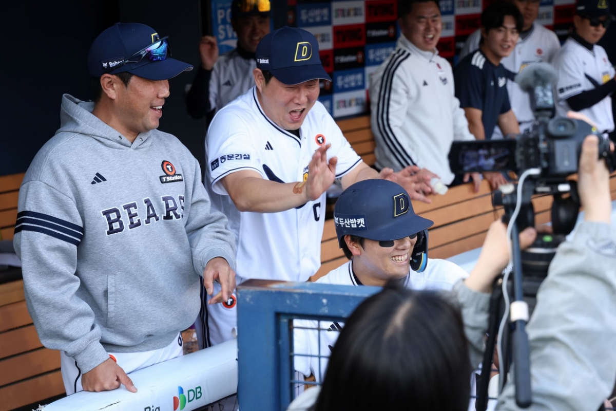Doosan Bears Yang Eui-ji (segundo desde la izquierda). /Foto=Doosan Bears
