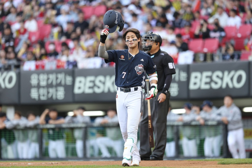 Doosan Bears Park Chan-ho bows to fans of his former team, the KIA Tigers, before stepping up to bat as the leadoff hitter in the top of the first inning during the regular-season away game against the KIA Tigers at Gwangju-KIA Champions Field on the 12th. /Photo=Doosan Bears