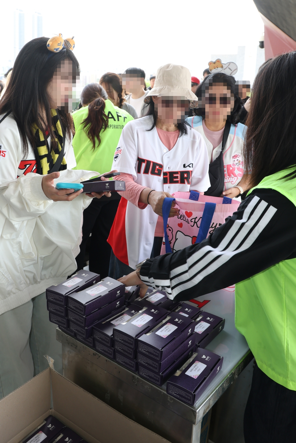 Doosan Bears Park Chan-ho (center) presents rice cakes to fans and club officials ahead of the regular-season away game against the KIA Tigers at Gwangju-KIA Champions Field on the 12th. /Photo=Doosan Bears