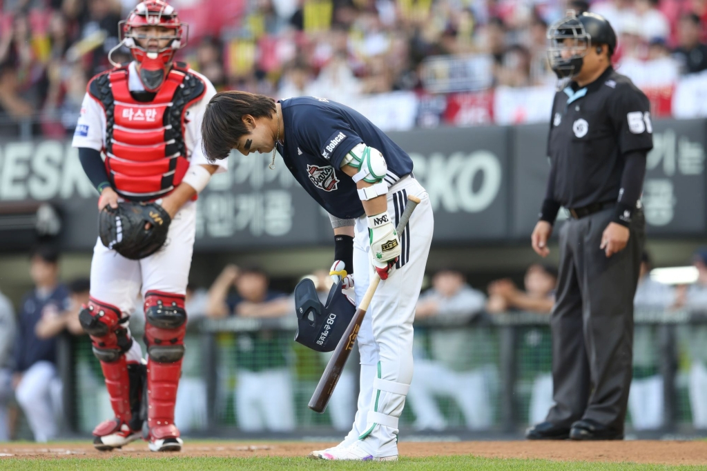 Doosan Bears Park Chan-ho bows to fans of his former team, the KIA Tigers, before stepping up to bat as the leadoff hitter in the top of the first inning during the regular-season away game against the KIA Tigers at Gwangju-KIA Champions Field on the 12th. /Photo=Doosan Bears