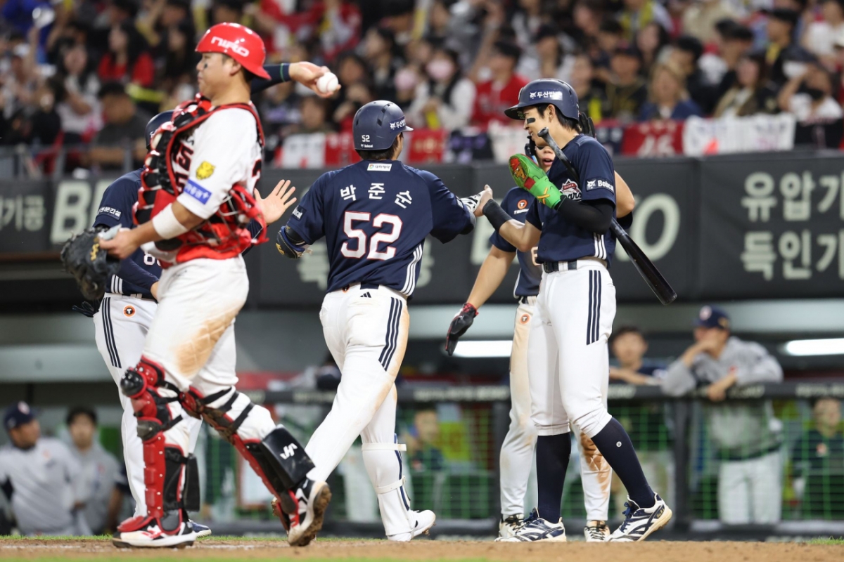 On the 12th, at the Gwangju Doosan-KIA game, Park Jun-soon (center) shares joy with teammates after hitting a three-run homer in the sixth inning. /Photo=Doosan Bears