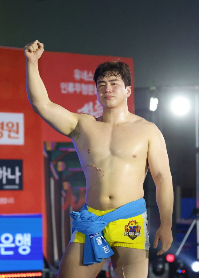 Jung Jong-jin celebra tras asegurar la victoria en la final de la categoría Gran Campeón de Geumgang (hasta 90 kg) del 'Torre de Weithers Pharma 2026, Torneo de Ssireum Folclórico de Pyeongchang Odae Mountain Cheonjangsa', celebrado el día 12 en el Gimnasio de Deportes Comunitarios Jinbu, en el condado de Pyeongchang, provincia de Gangwon. /Foto=Proporcionado por la Asociación Coreana de Ssireum