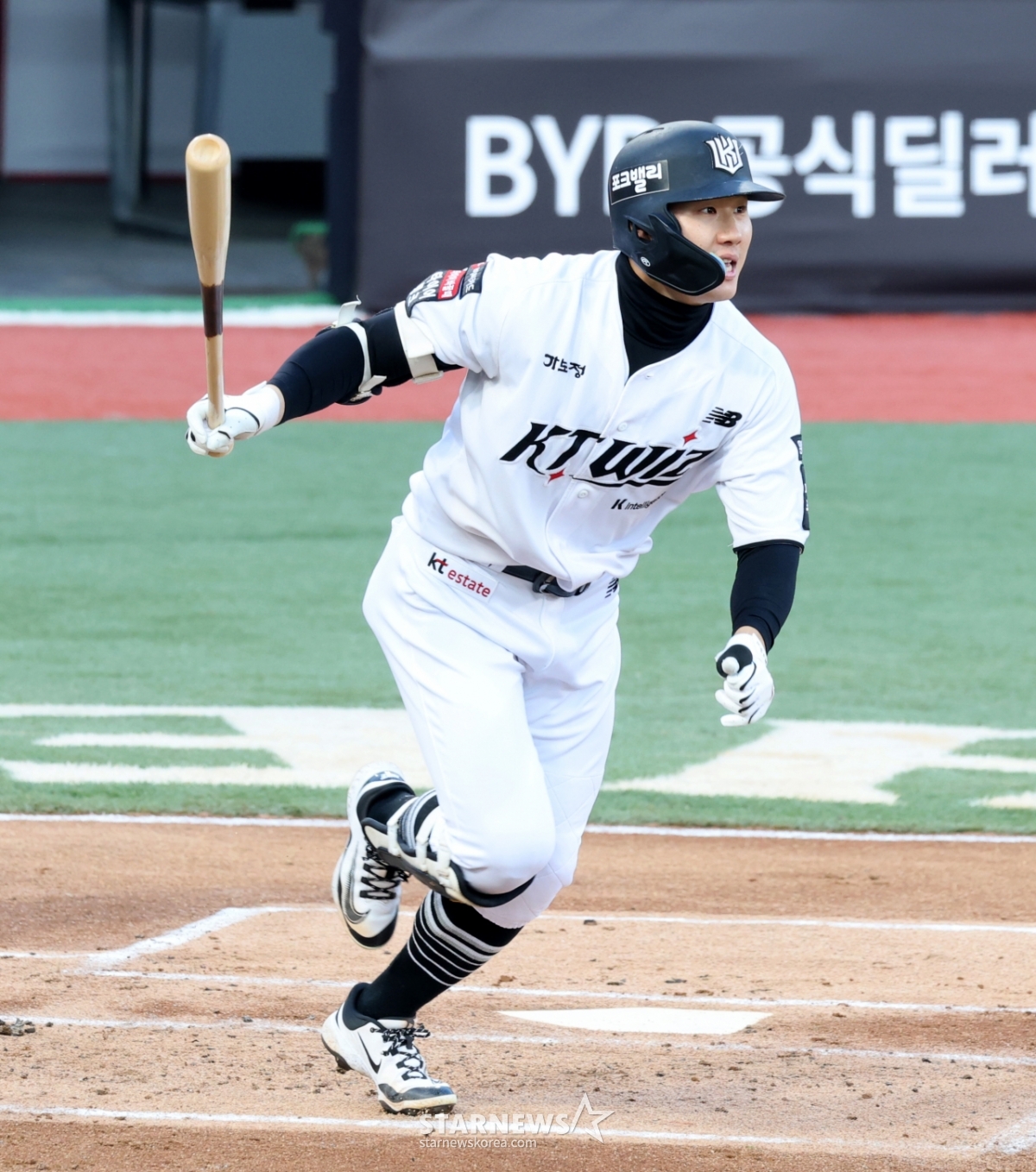 [포토] '1회말 안타출루하는' 최원준