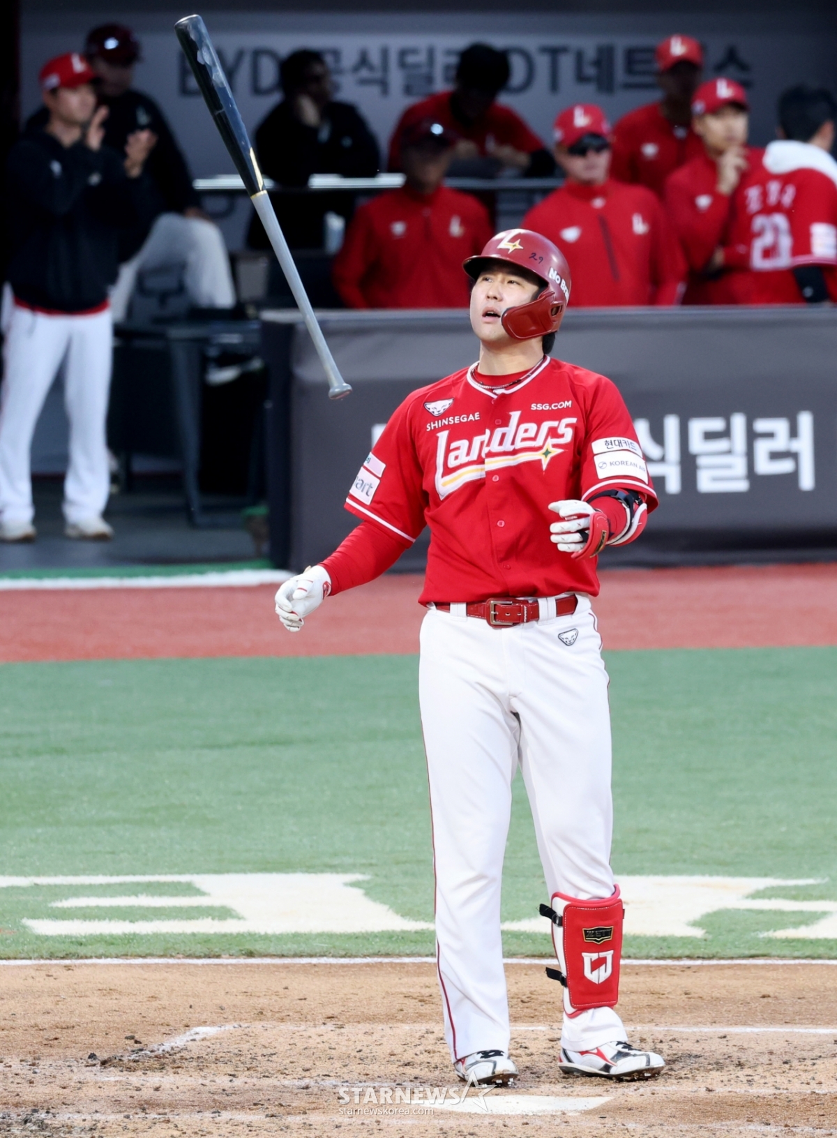 [포토] '삼진은 그래도 너무 아쉽다!' 21시즌 연속두자릿수 홈런 기록한 최정