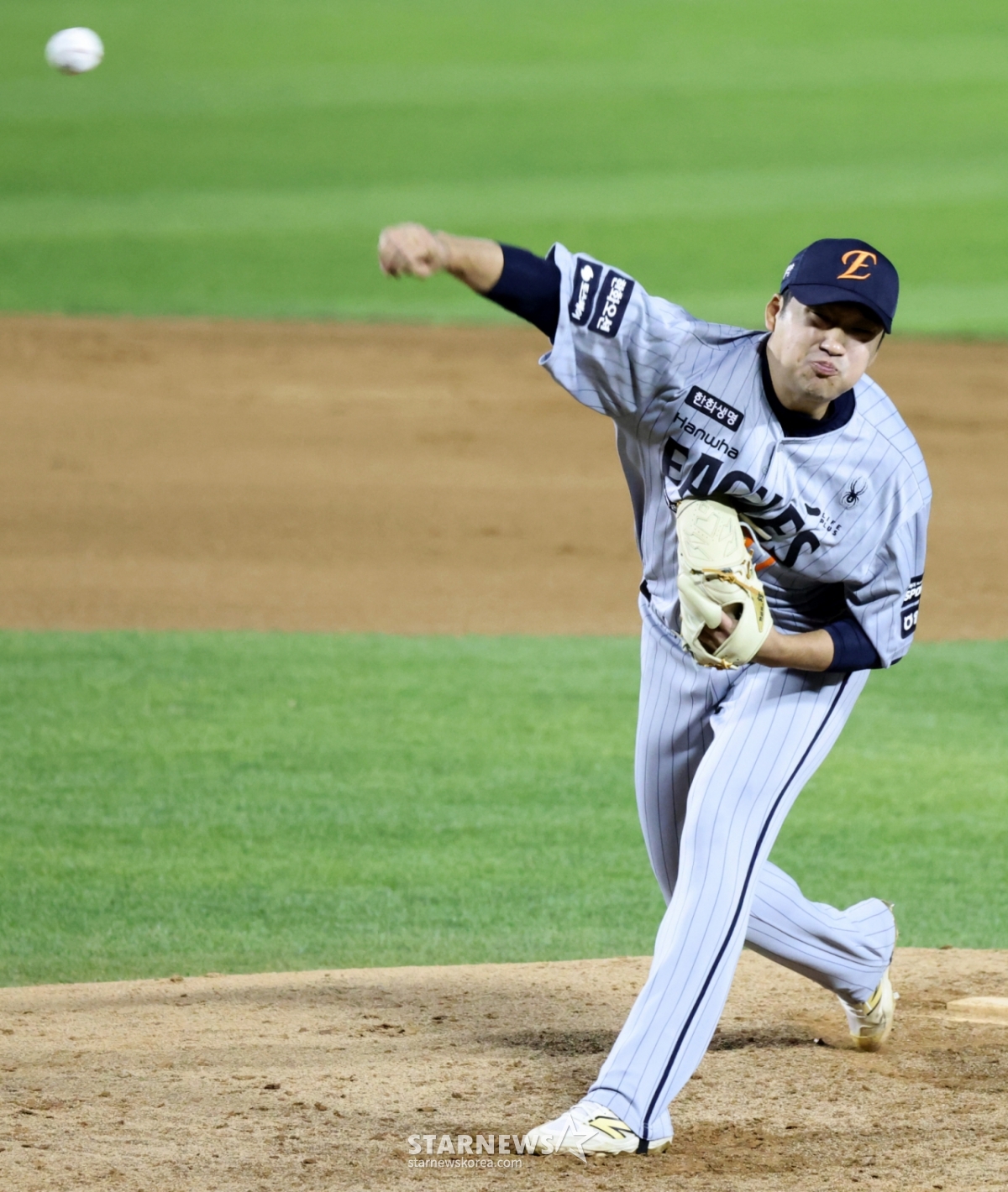 El lanzador relevista de Hanwha, Lee Min-woo, se presentó en el octavo inning del partido de visita contra LG Twins el día 22. /Foto=reportero sénior Kang Young-jo