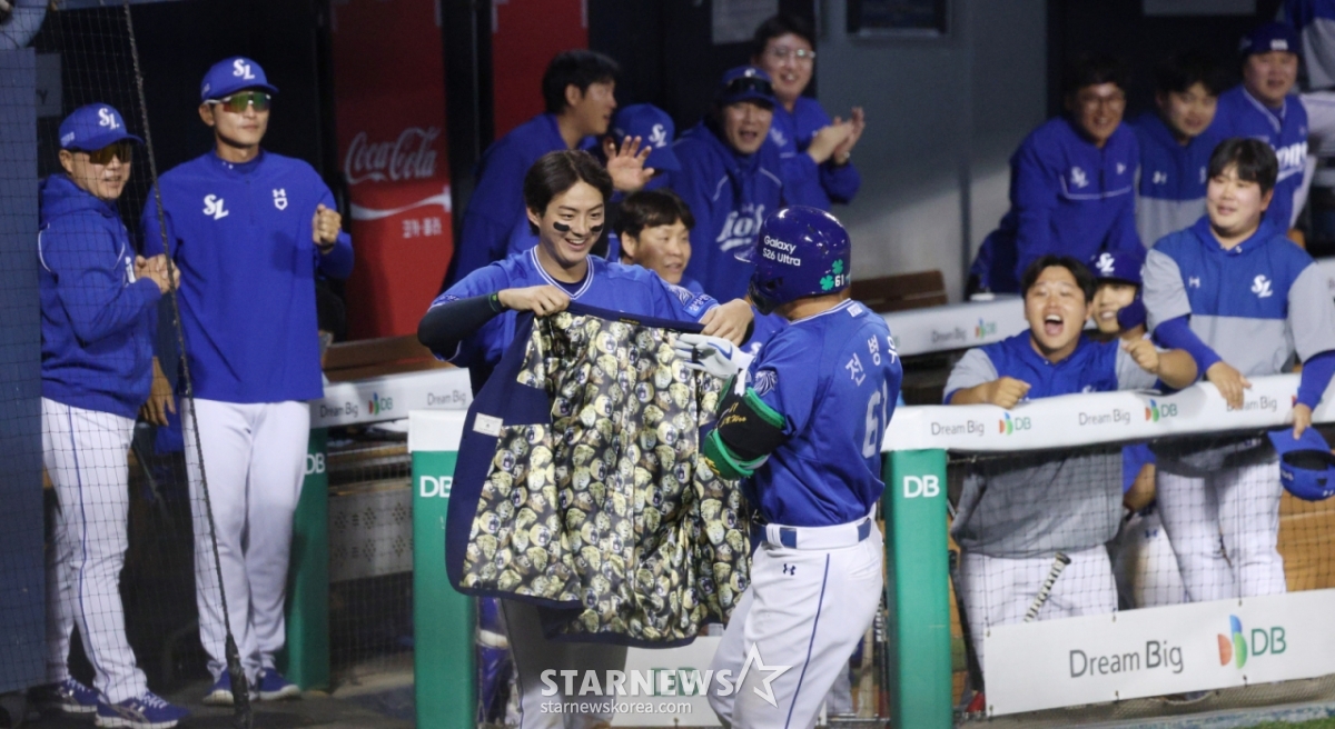 The 2026 Shinhan SOL KBO League game between LG Twins and Samsung Lions was held on the 12th at Seoul Jamsil Baseball Stadium. Samsung's Jeon Byeong-woo hit a grand slam home run against LG's Jang Hyun-sik with two outs and bases loaded in the top of the 8th inning, then was greeted by his teammates after crossing home plate. /Photo=Kim Jin-kyung kim.jinkyung@