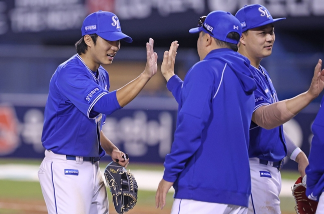 Lee Jae-hyun (left) and manager Park Jin-man. /Photo=Samsung Lions