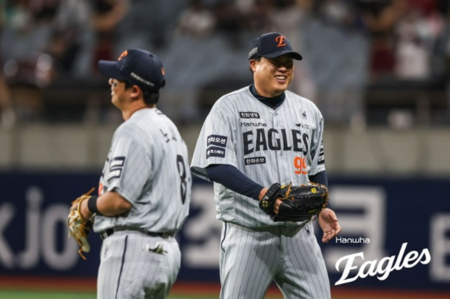 Hanwha Eagles' Ryu Hyun-jin (right) smiles alongside Noh Si-hwan, who made a great defensive play, during a 2026 Shinhan SOL KBO League away game against Kiwoom Heroes at Seoul Gocheok Sky Dome on the 12th. /Photo=Hanwha Eagles